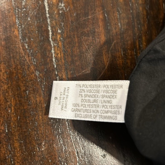 Elegant Contemporaine Black Button-Detail Mini Skirt by Simon’s. - Picture 6 of 6